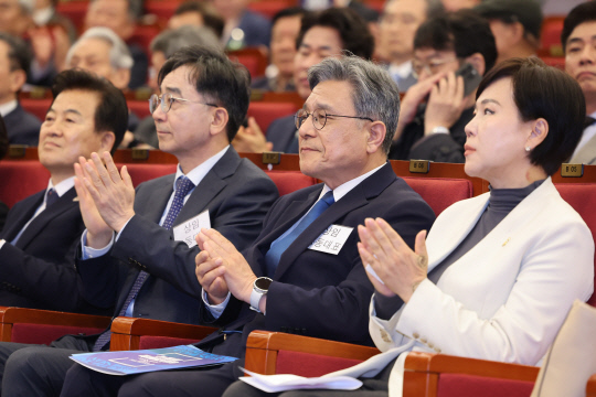 16일 서울 여의도 국회도서관 대강당에서 열린 더불어민주당 이재명 전 대표의 싱크탱크 '성장과 통합' 출범식에서 유종일(왼쪽 두번째)·허민(왼쪽 세번째) 상임 공동대표가 박수치고 있다. 연합뉴스